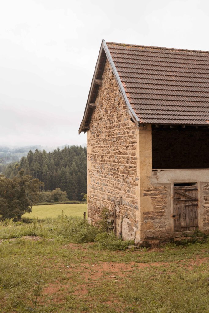 Photographie d'une grange dans un projet de rénovation d'une maison dans le Beaujolais.