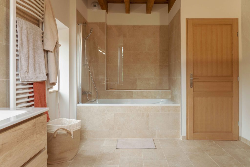 Photographie d'une salle de bain rénovée dans