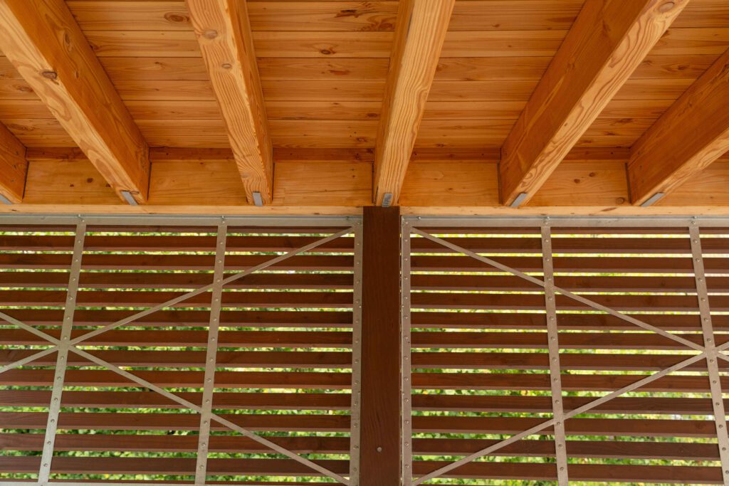 Photographie d'un détail d'un carport en bois dans la Loire.