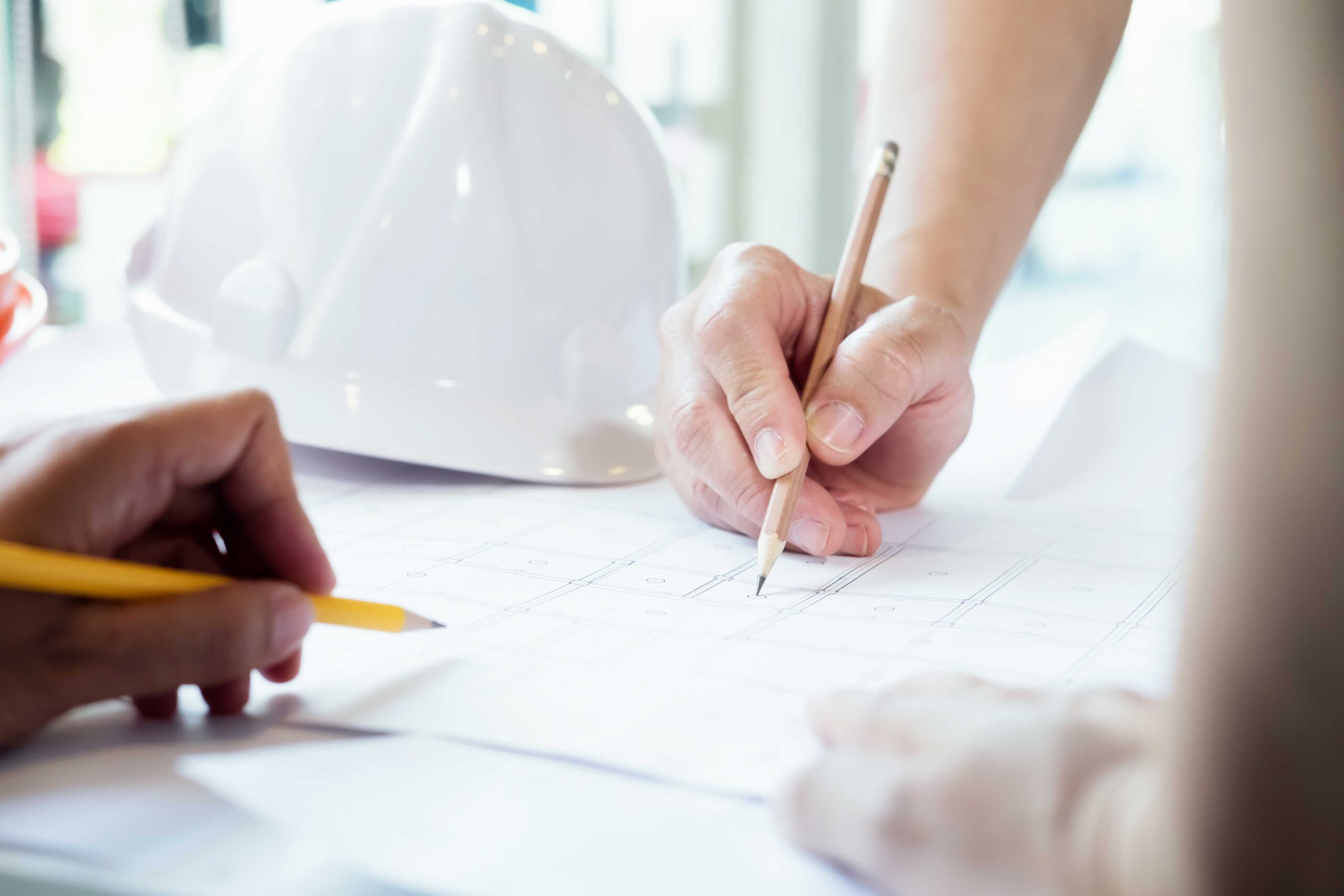 Photographie d'une architecte écologique en Bourgogne en pleine réunion avec ses partenaires : chef de chantier, architecte d'intérieur, modélisateur 3D...