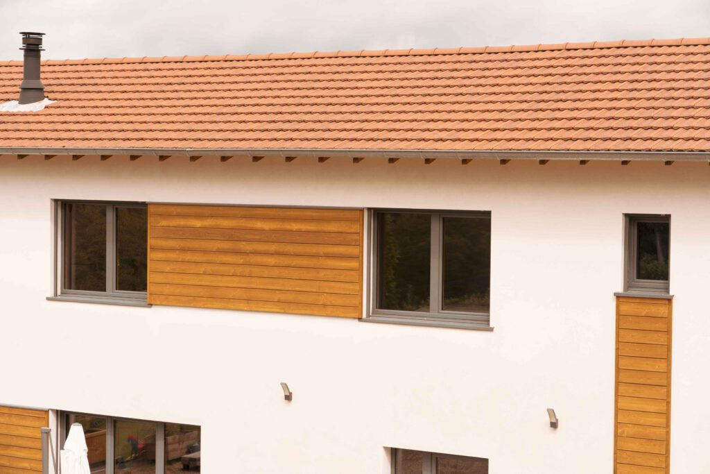 Photographie de la restructuration d'une maison par Ocre architecture avec du bardage en bois.