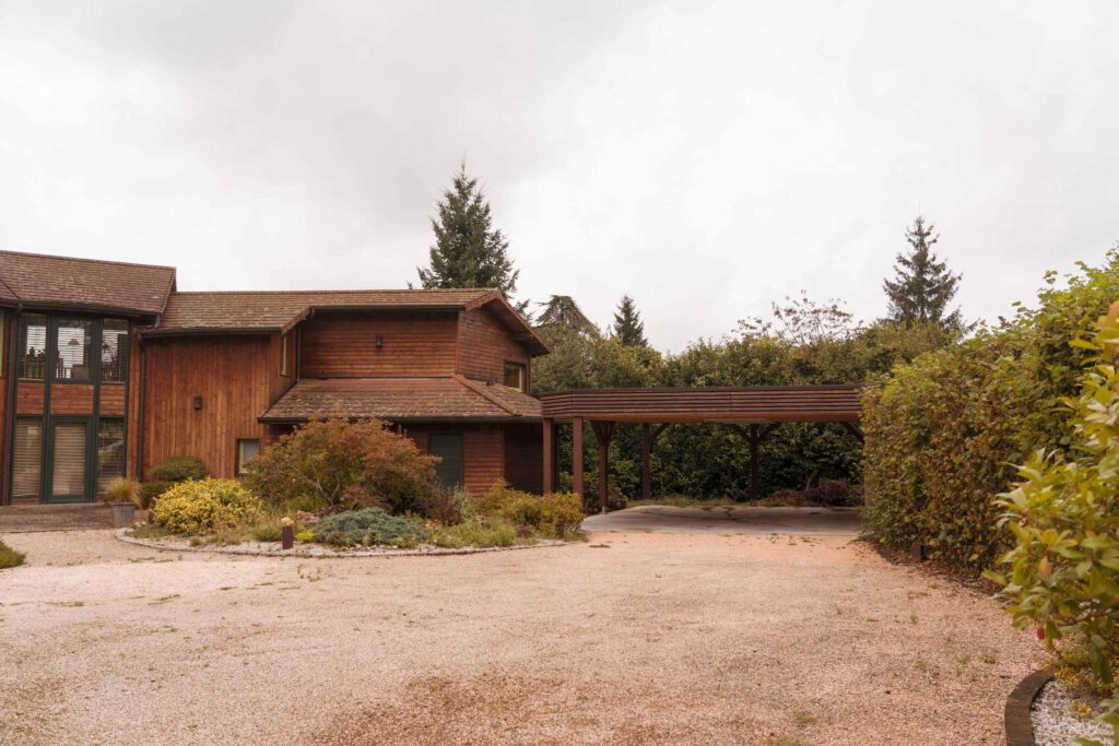 Photographie de la construction d'un carport en bois dans la Loire par Ocre architecture.