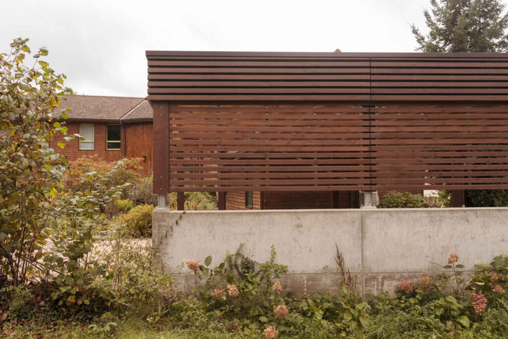 Photographie de l'arrière d'un carport dans la Loire.