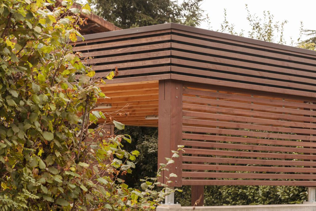 Photographie d'un détail d'un carport en bois dans la Loire.