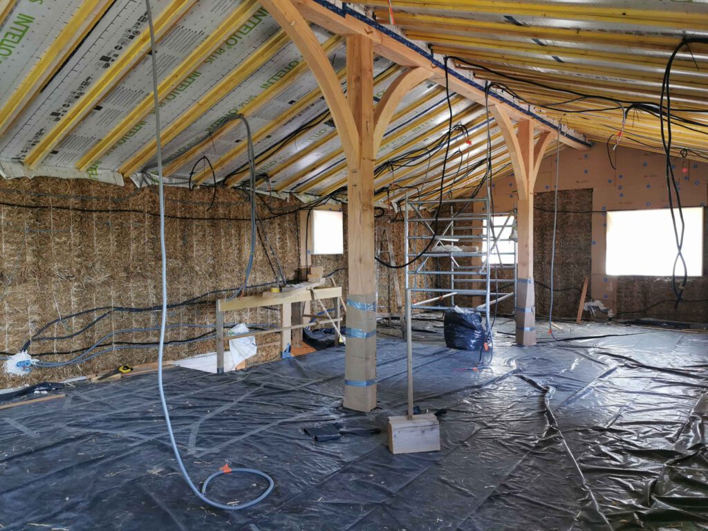 Photographie de l'isolation intérieure d'une maison en paille dans le département de l'Ain.