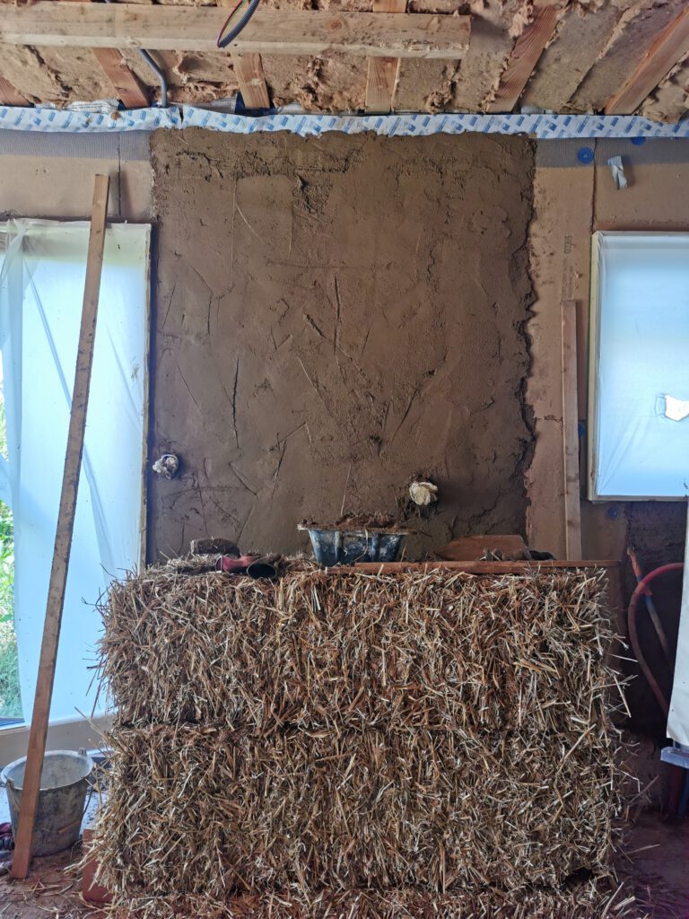 Photographie de l'intérieur d'une maison dans l'Ain en train d'être isolée en paille.