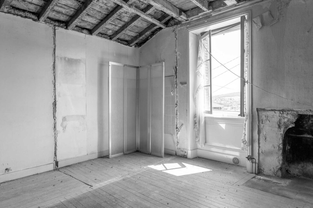 Photographie en noir et blanc d'une maison avant rénovation dans le Mâconnais.