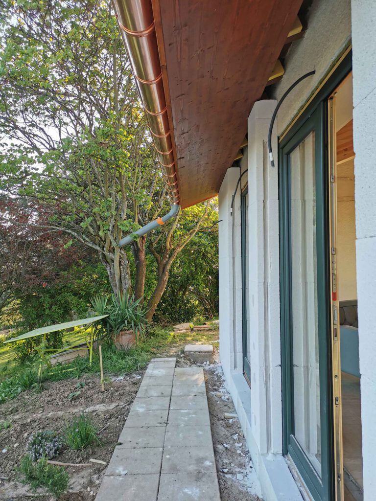 Photographie des ouvertures d'une maison des années 70 dans le cadre de sa rénovation.