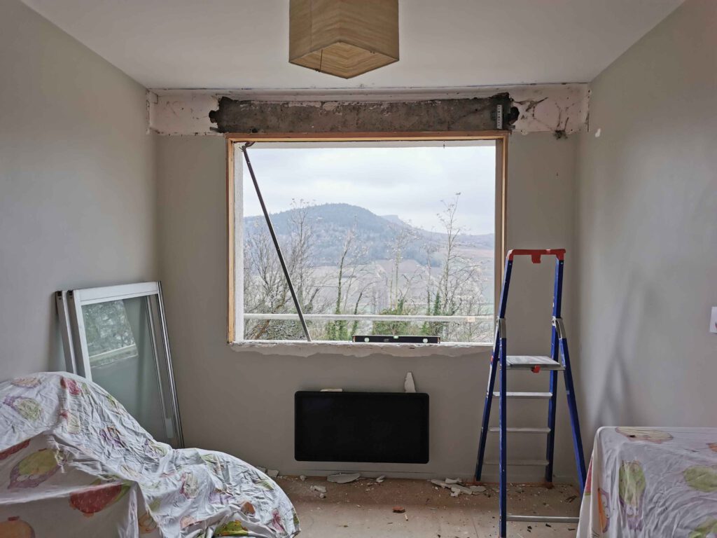 Photographie de l'agrandissement d'une fenêtre dans le cadre de la rénovation d'une maison des années 70.