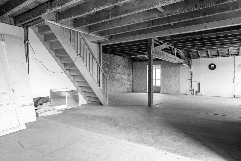 Photographie en noir et blanc d'une maison avant rénovation dans le Mâconnais.