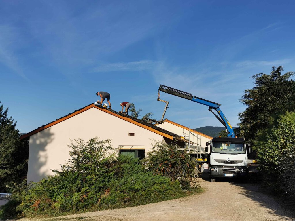 Photographie de la rénovation du toit d'une maison des années 70.